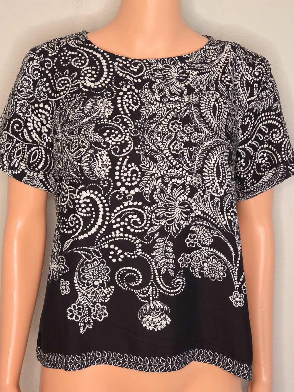 NWT Vince Camuto "By The Moonlight" Round Neck Blouse, Size Small